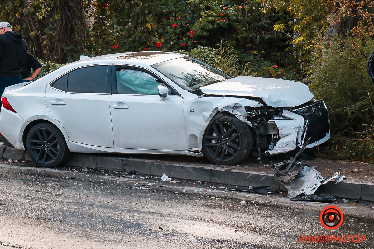 У Дніпрі на Вітчизняній зіткнулися Honda та Lexus: постраждалу людину забрала швидка 3