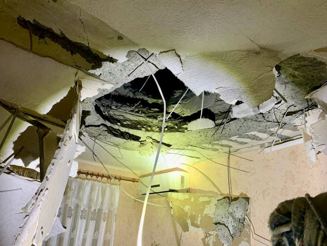 Вночі по Нікополю вдарили близько 30 російських снарядів: постраждали троє людей 2