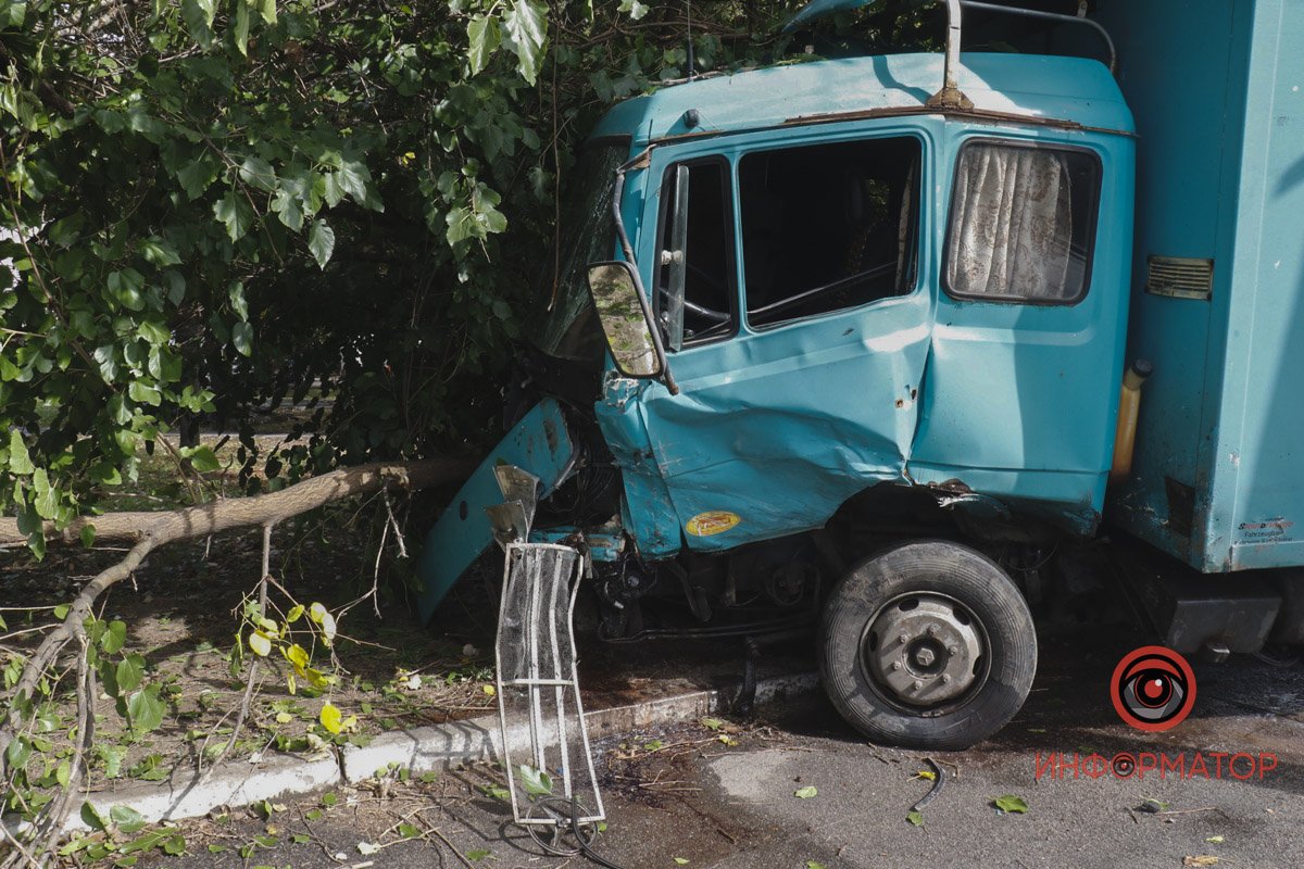 У Дніпрі на Мануйлівському проспекті зіштовхнулися Mercedes та вантажівка: є постраждалий 1