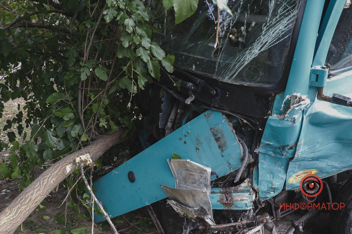 У Дніпрі на Мануйлівському проспекті зіштовхнулися Mercedes та вантажівка: є постраждалий 2