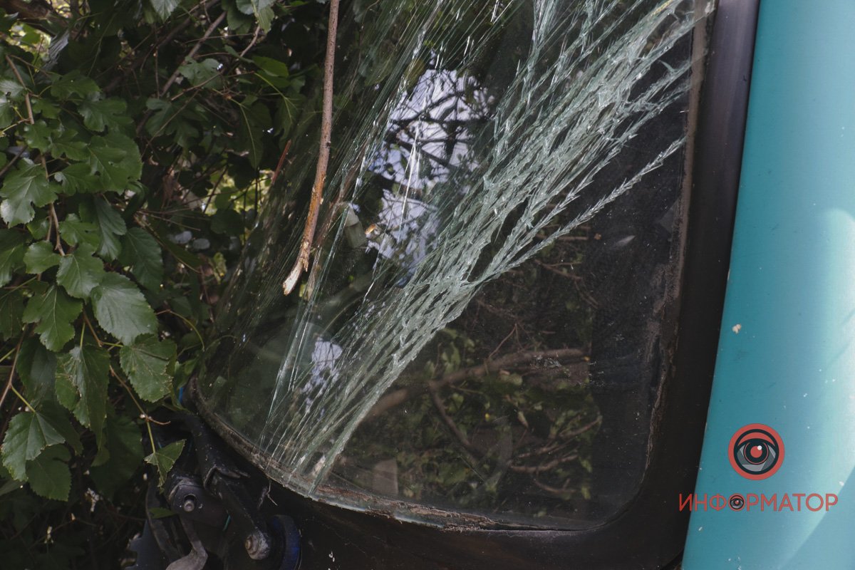 У Дніпрі на Мануйлівському проспекті зіштовхнулися Mercedes та вантажівка: є постраждалий 4