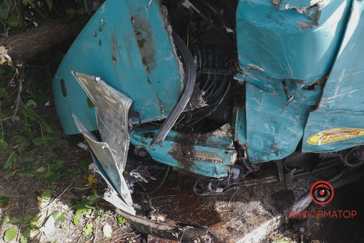 У Дніпрі на Мануйлівському проспекті зіштовхнулися Mercedes та вантажівка: є постраждалий 3