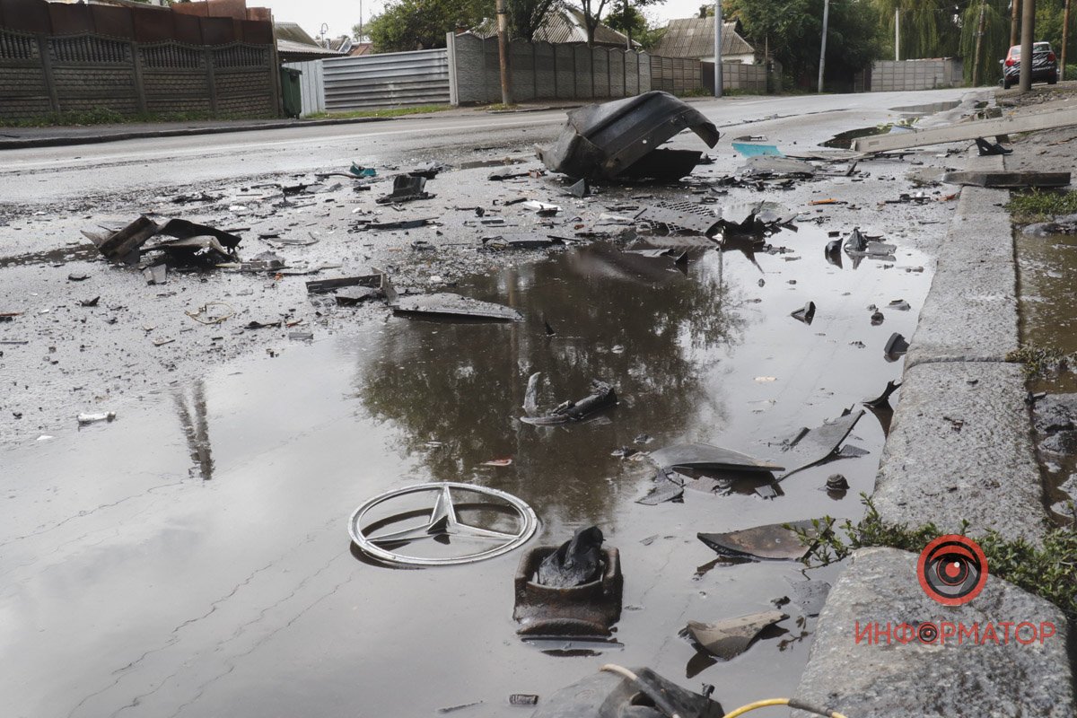 У Дніпрі на Мануйлівському проспекті зіштовхнулися Mercedes та вантажівка: є постраждалий 5