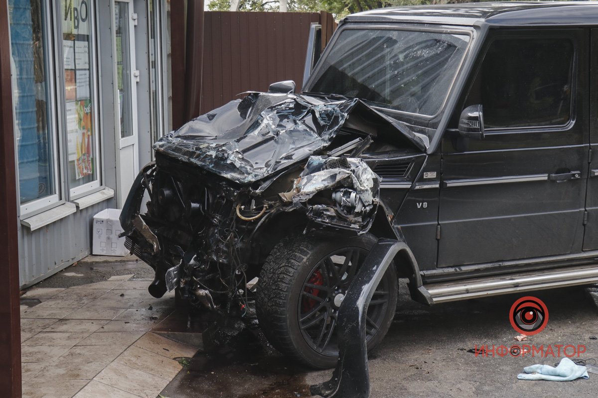 У Дніпрі на Мануйлівському проспекті зіштовхнулися Mercedes та вантажівка: є постраждалий 6