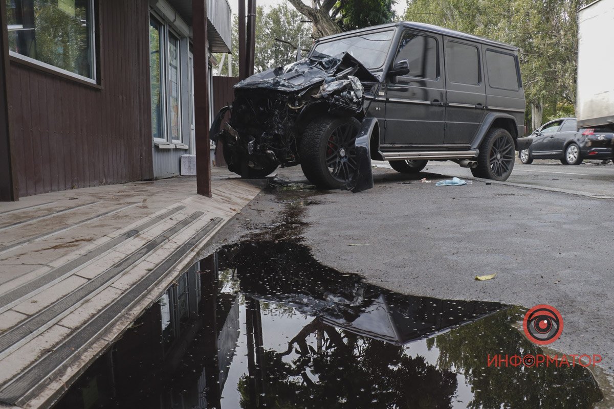 У Дніпрі на Мануйлівському проспекті зіштовхнулися Mercedes та вантажівка: є постраждалий 7