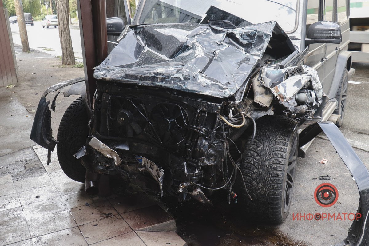 У Дніпрі на Мануйлівському проспекті зіштовхнулися Mercedes та вантажівка: є постраждалий 9