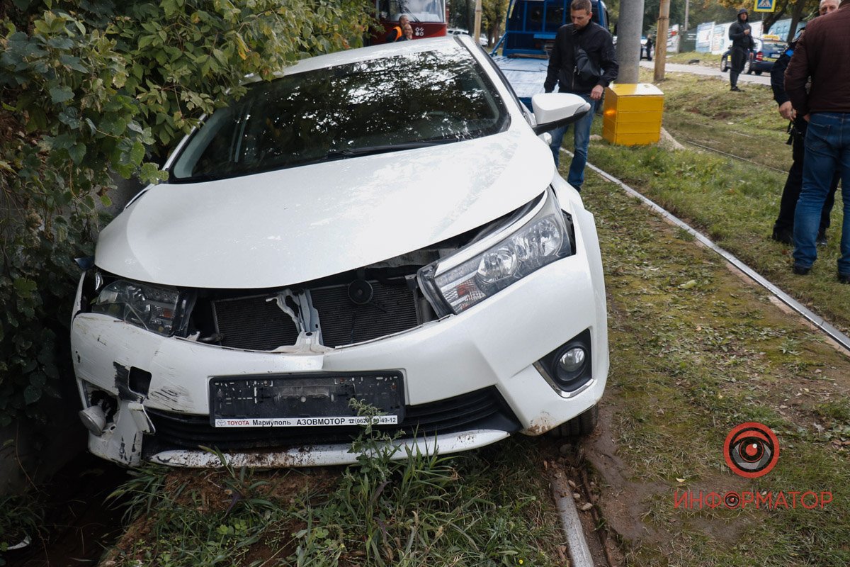 Після удару вона відлетіла на трамвайну колію