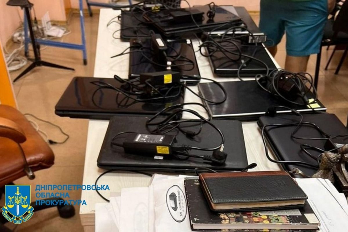 Їх працівники представлялися співробітниками банківських установ та виманювали у потерпілих дані банківських карток Їх працівники представлялися співробітниками банківських установ та виманювали у потерпілих дані банківських карток