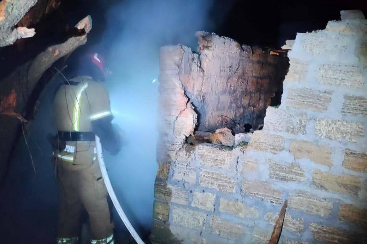 Через обстріл здійнялися пожежі у квартирі та на приватному подвір'ї Через обстріл здійнялися пожежі у квартирі та на приватному подвір'ї