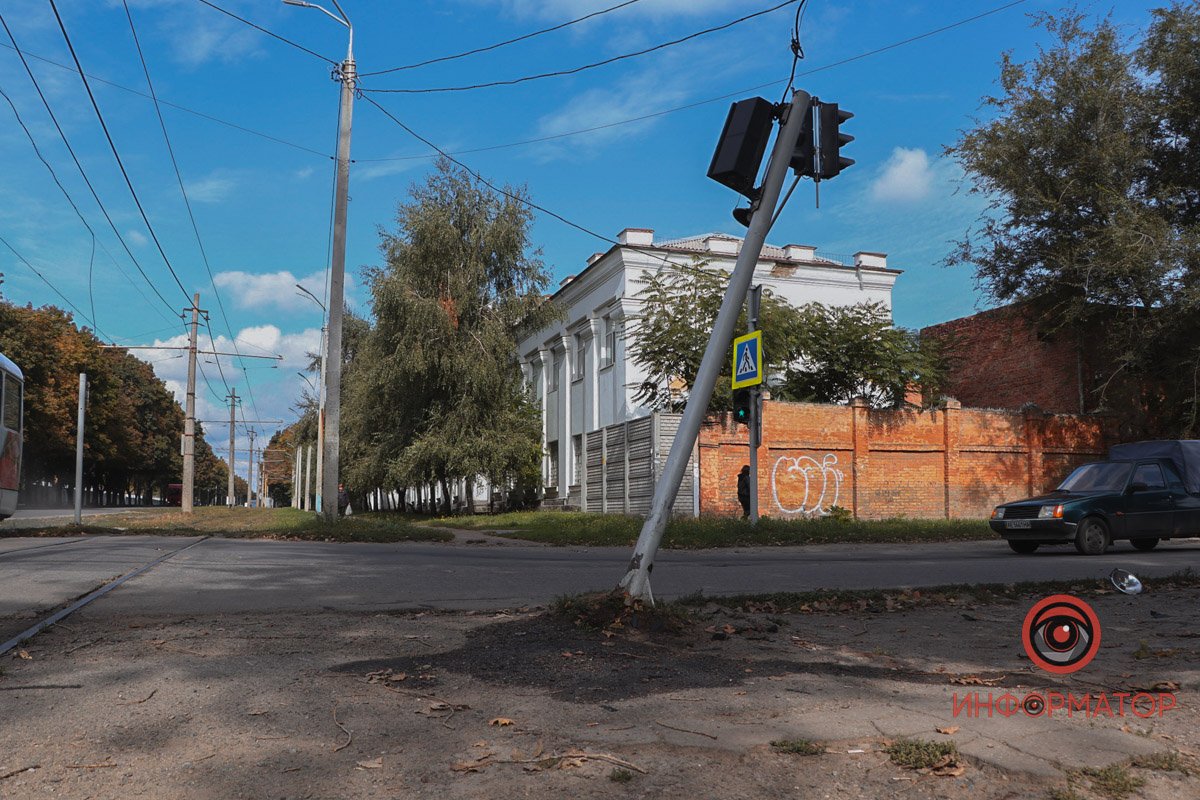 Авто влетіло у стовп Авто влетіло у стовп
