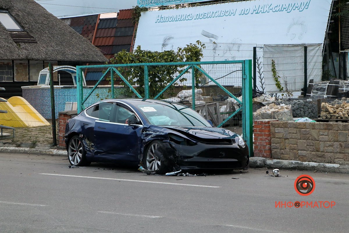 Тесла проїхала ще метрів 20 Тесла проїхала ще метрів 20