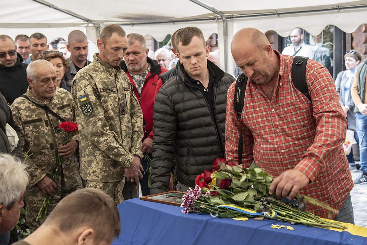 У Дніпропетровській області попрощалися із Сергієм Совою: тіло Захисника знайшли в братській могилі у звільненому Ізюмі 1