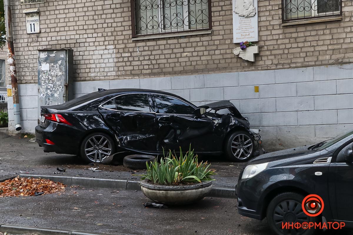 В Днепре на Паторжинского столкнулись Toyota и Lexus: машина вылетела на тротуар 3