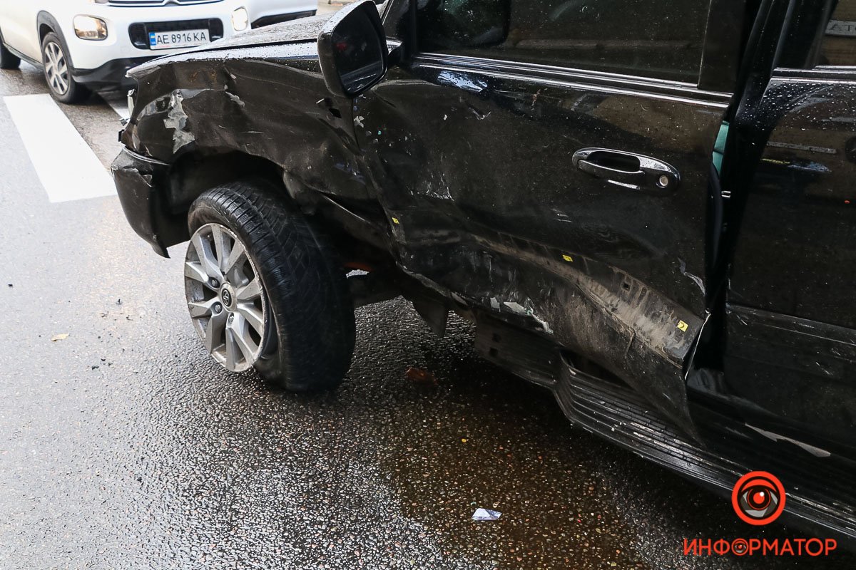 В Днепре на Паторжинского столкнулись Toyota и Lexus: машина вылетела на тротуар 4
