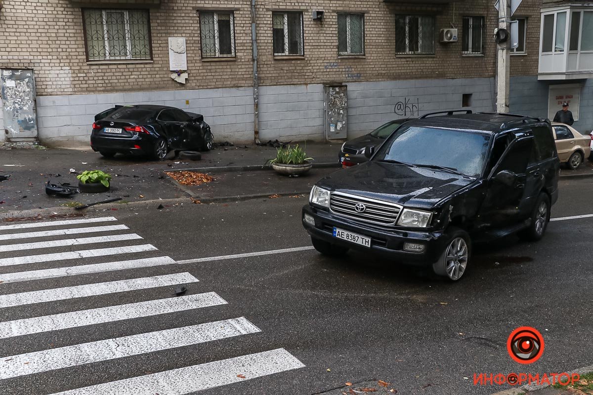 В Днепре на Паторжинского столкнулись Toyota и Lexus: машина вылетела на тротуар 5