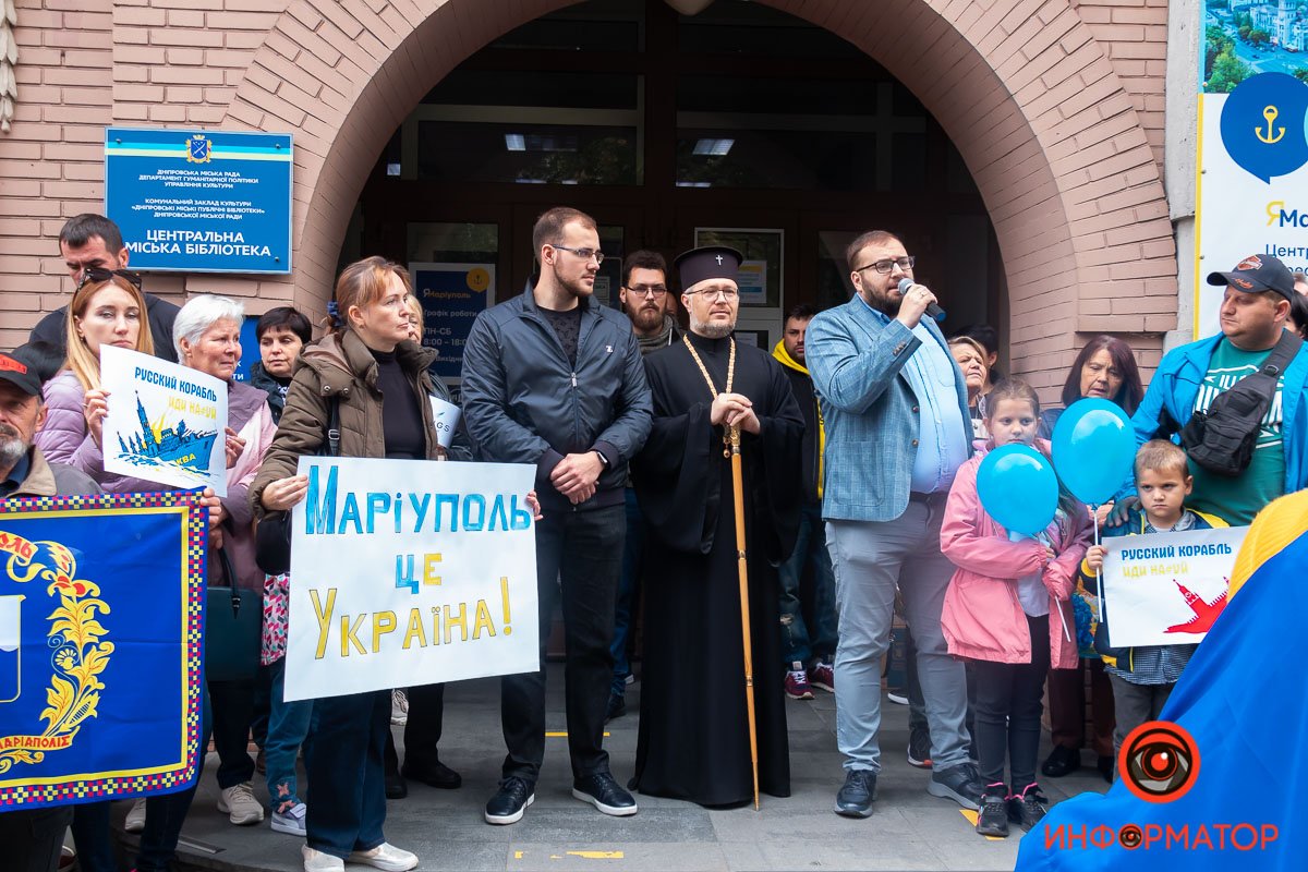 Вони зібрались біля гуманітарно-інформаційного хабу “Я Маріуполь. Дніпро”