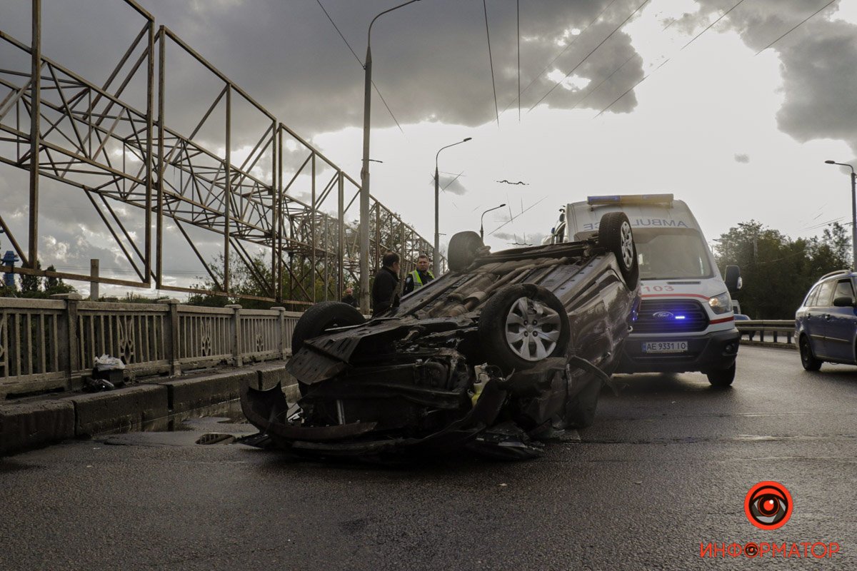 В Днепре на Набережной Заводской произошли две аварии: машина опрокинулась на крышу 1