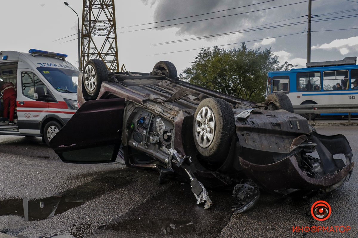 В Днепре на Набережной Заводской произошли две аварии: машина опрокинулась на крышу 3