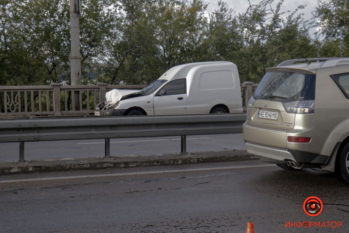 В Днепре на Набережной Заводской произошли две аварии: машина опрокинулась на крышу 4