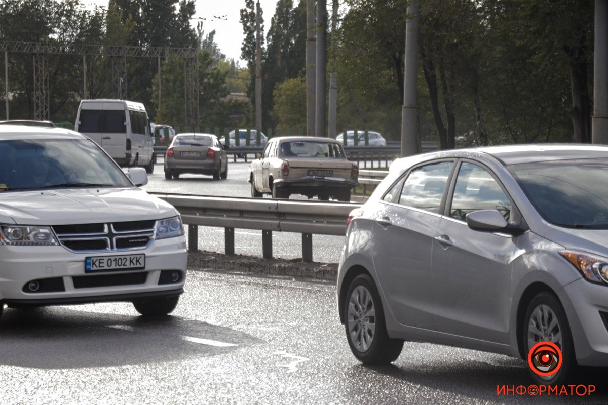 В Днепре на Набережной Заводской произошли две аварии: машина опрокинулась на крышу 5