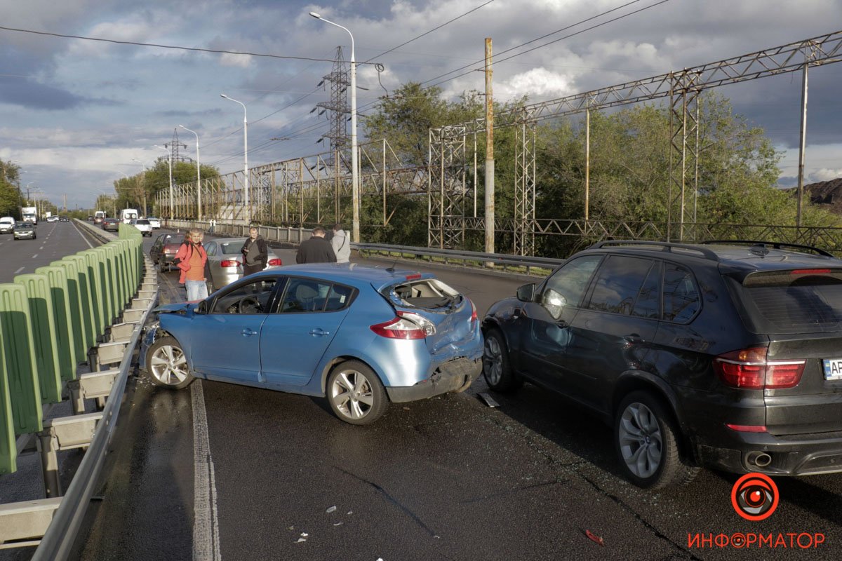 В Днепре на Набережной Заводской произошли две аварии: машина опрокинулась на крышу 6