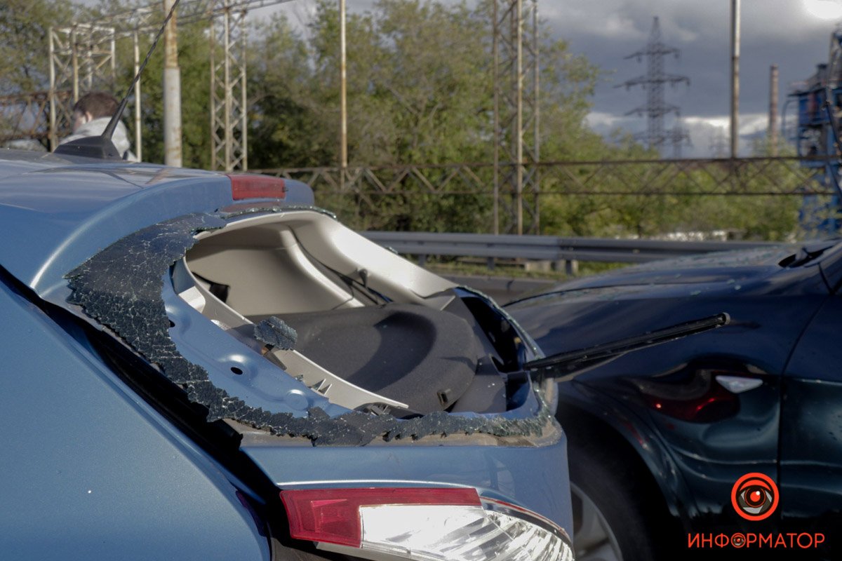 В Днепре на Набережной Заводской произошли две аварии: машина опрокинулась на крышу 7