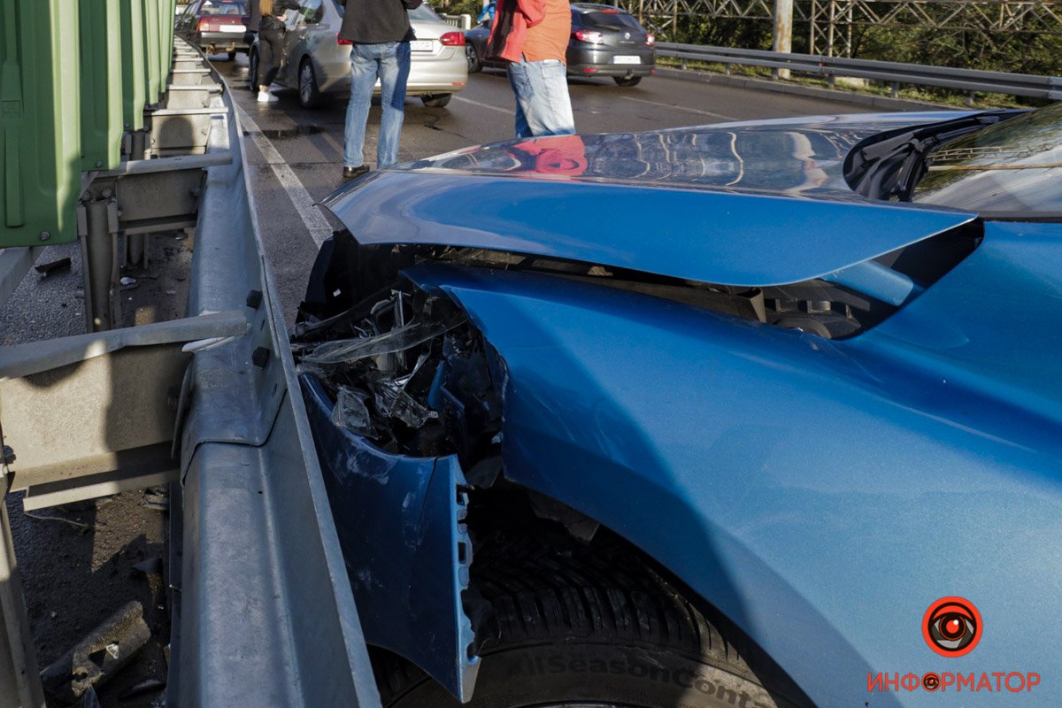 В Днепре на Набережной Заводской произошли две аварии: машина опрокинулась на крышу 8