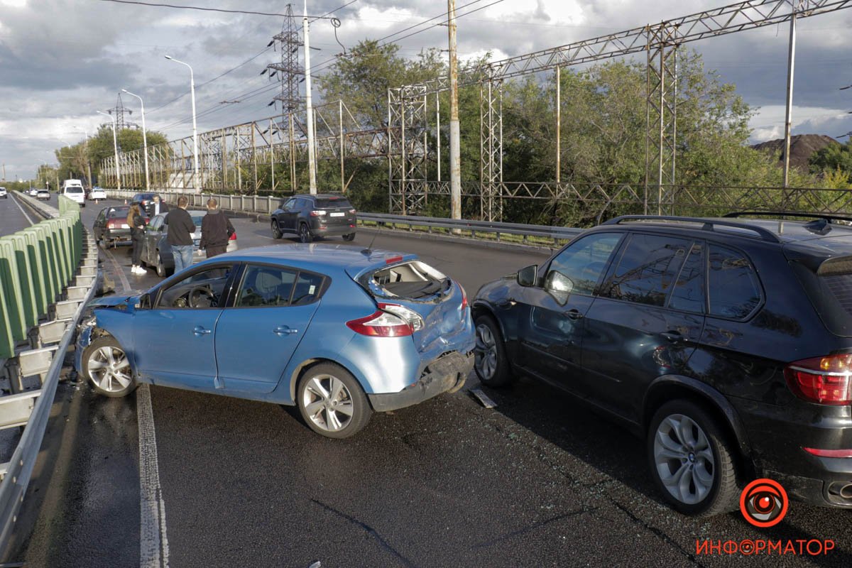 В Днепре на Набережной Заводской произошли две аварии: машина опрокинулась на крышу 9