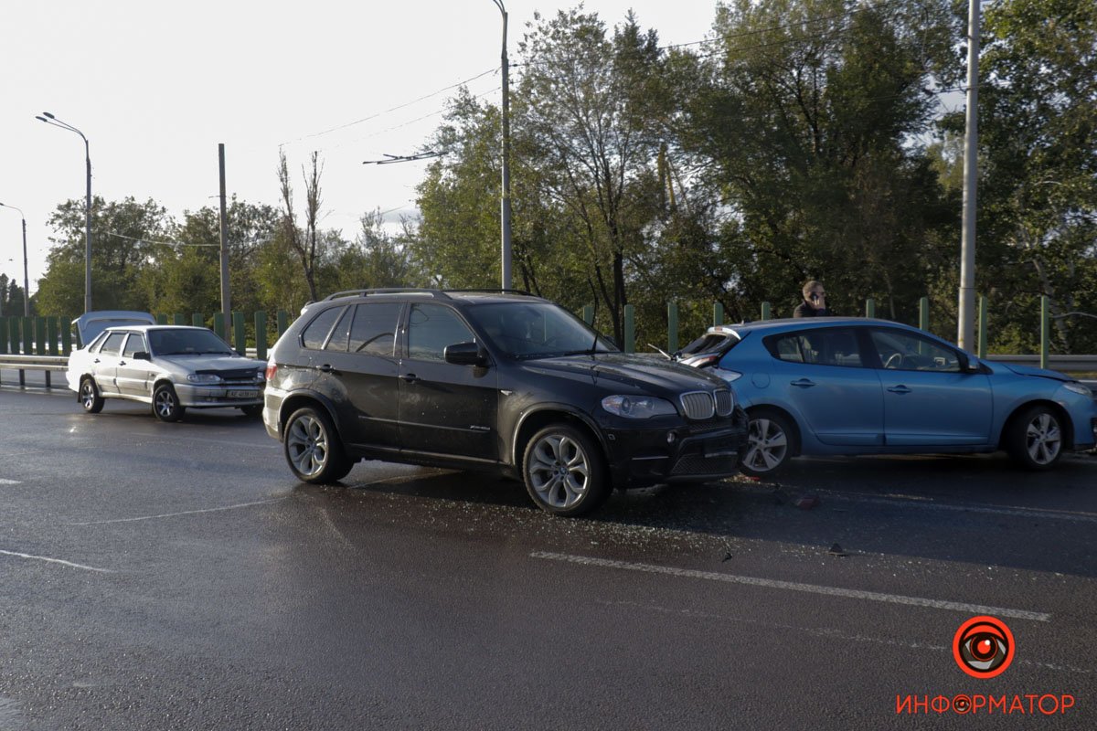 В Днепре на Набережной Заводской произошли две аварии: машина опрокинулась на крышу 11