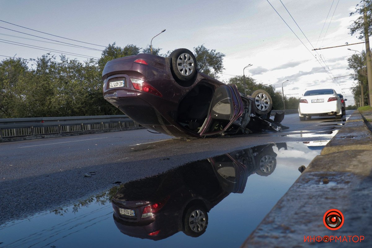 В Днепре на Набережной Заводской произошли две аварии: машина опрокинулась на крышу 12