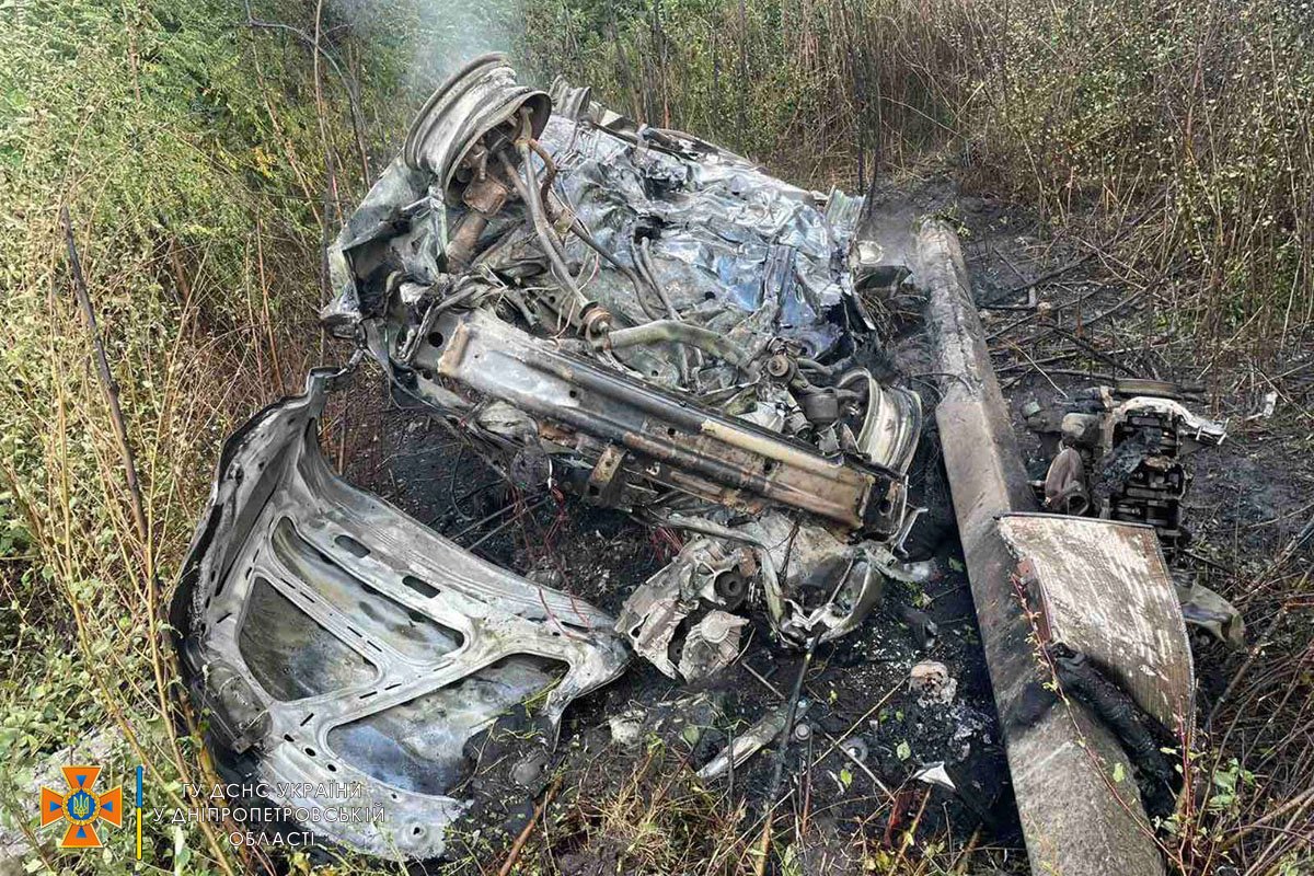 Там водій ВАЗ не впорався з керуванням, виїхав за межі дорожнього покриття, врізався в електроопору та перевернувся