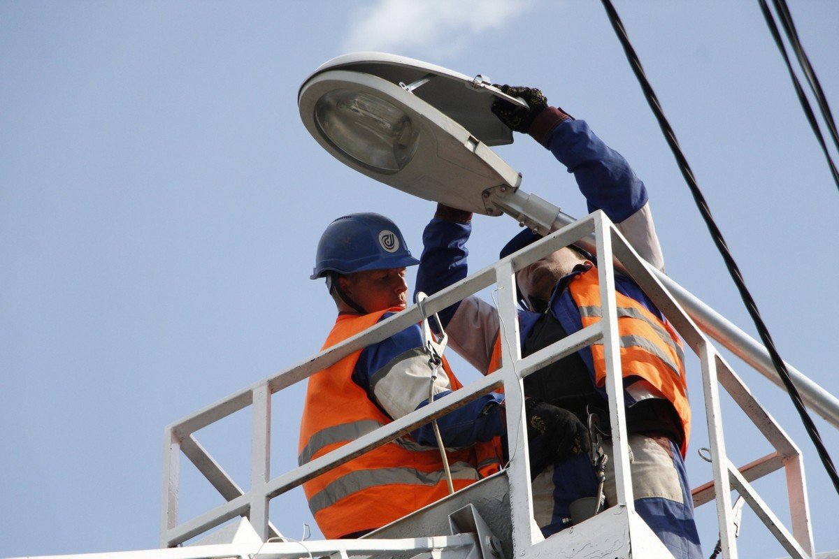 У Дніпрі по Запорізькому шосе триває масштабна модернізація вуличного освітлення