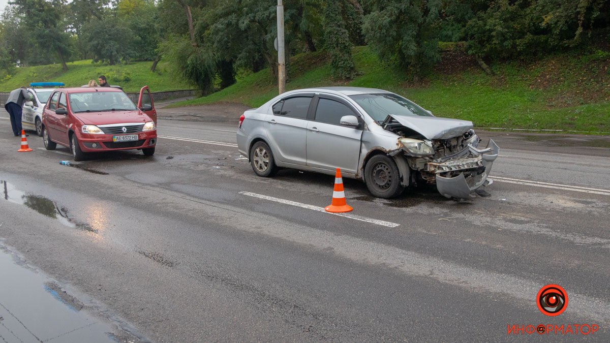 У Дніпрі на Січеславській Набережній зіштовхнулися Renault, Geely та Mazda: постраждав чоловік