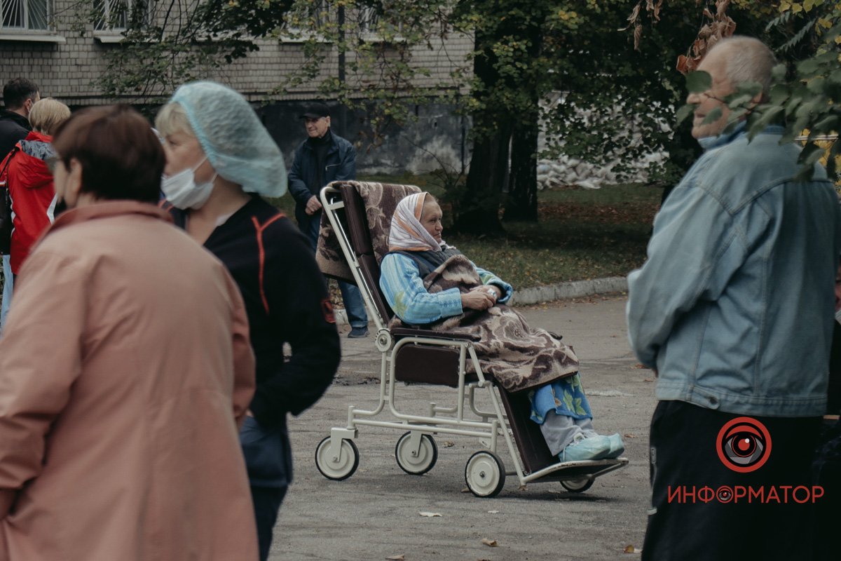 У середу, 28 вересня, біля лікарні на вулиці Ганни Барвінок, 1, було неспокійно У середу, 28 вересня, біля лікарні на вулиці Ганни Барвінок, 1, було неспокійно