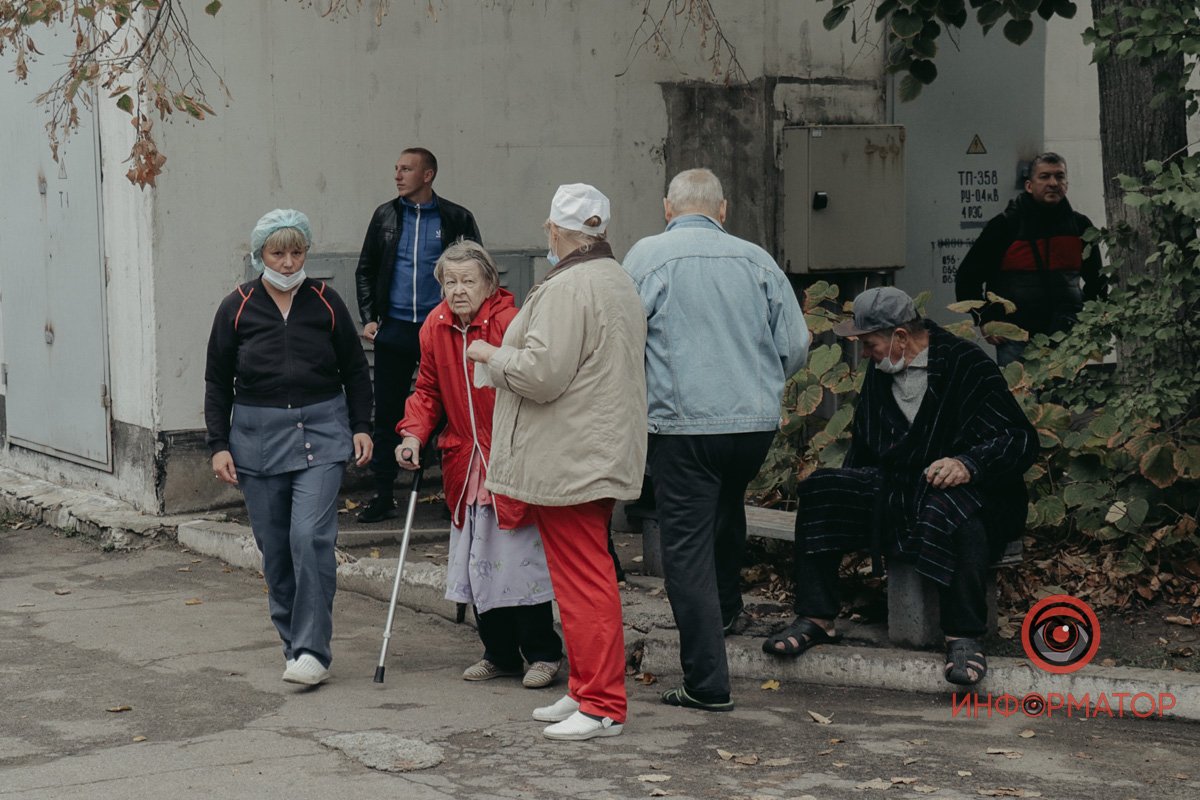 Персонал та пацієнти вийшли на вулицю Персонал та пацієнти вийшли на вулицю