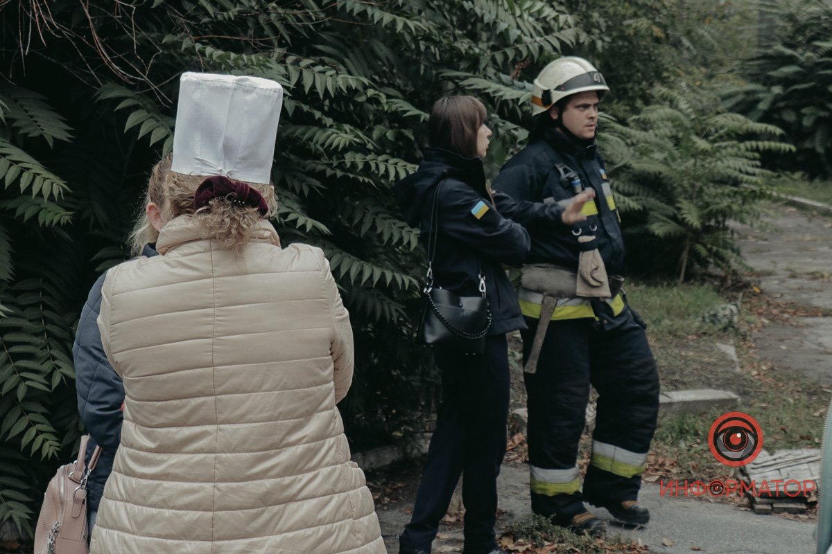 Виявилося, що біля 14:56 надійшло повідомлення про те, що медзаклад начебто замінований Виявилося, що біля 14:56 надійшло повідомлення про те, що медзаклад начебто замінований