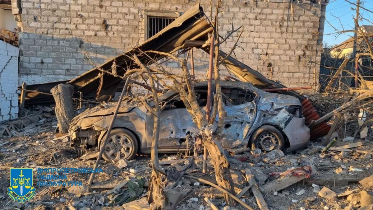 У місті пошкоджено понад 60 приватних будинків та кілька багатоповерхівок, ринок, автобуси, автівки та лінії електропередач У місті пошкоджено понад 60 приватних будинків та кілька багатоповерхівок, ринок, автобуси, автівки та лінії електропередач