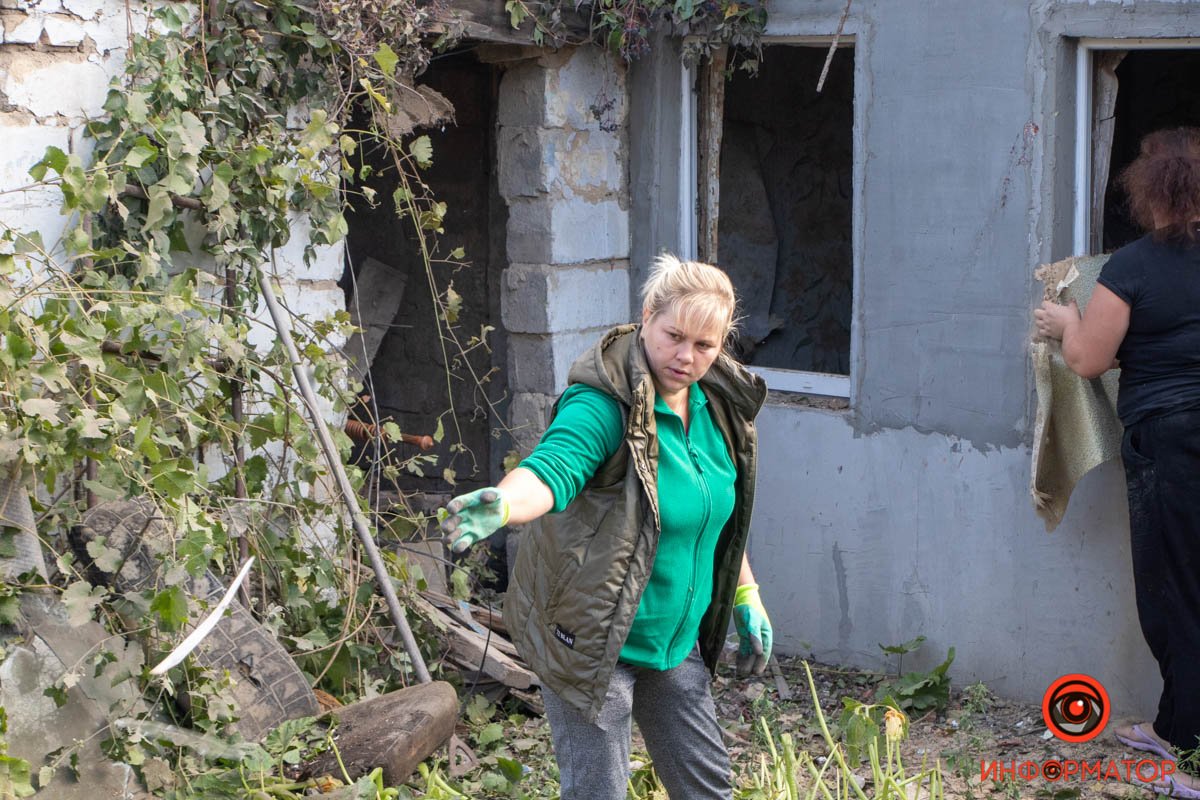 Вибуховою хвилею вибило вікна, вирвало двері, знесло кришу, пошкоджено гараж Вибуховою хвилею вибило вікна, вирвало двері, знесло кришу, пошкоджено гараж