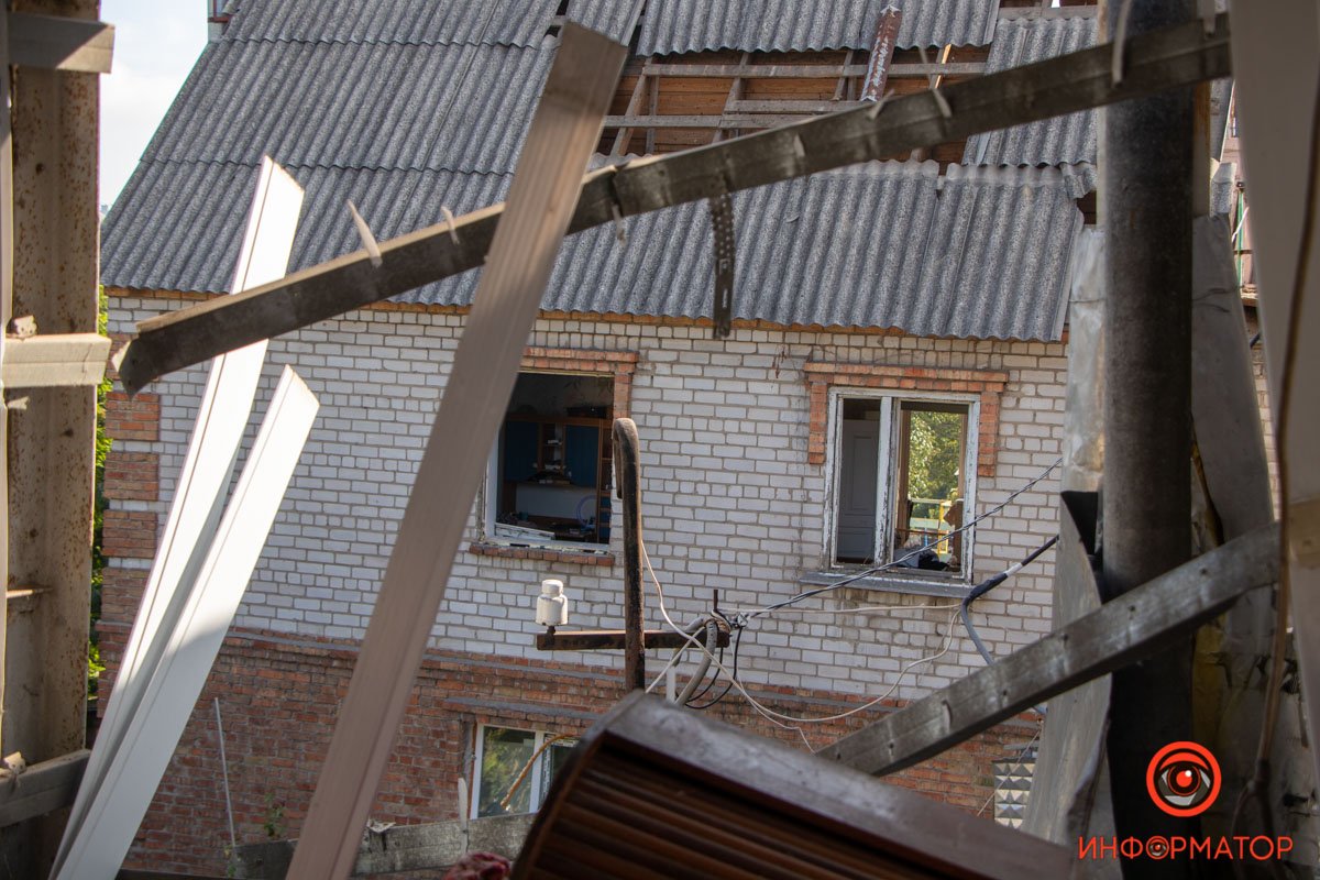 Сусіди вийшли на вулиці та допомагають одне одному Сусіди вийшли на вулиці та допомагають одне одному
