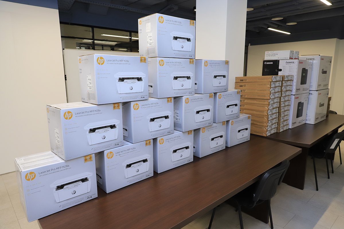 Дрони, ноутбуки і багато техніки зв’язку