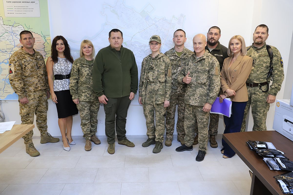 Дніпро передав чергову партію оснащення українським захисникам