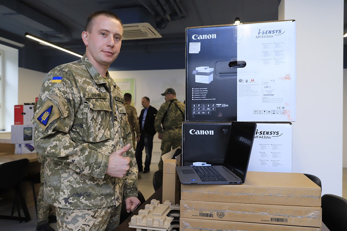 Бійці отримали і чергову партію квадрокоптерів та антен посилення зв’язку радіостанцій