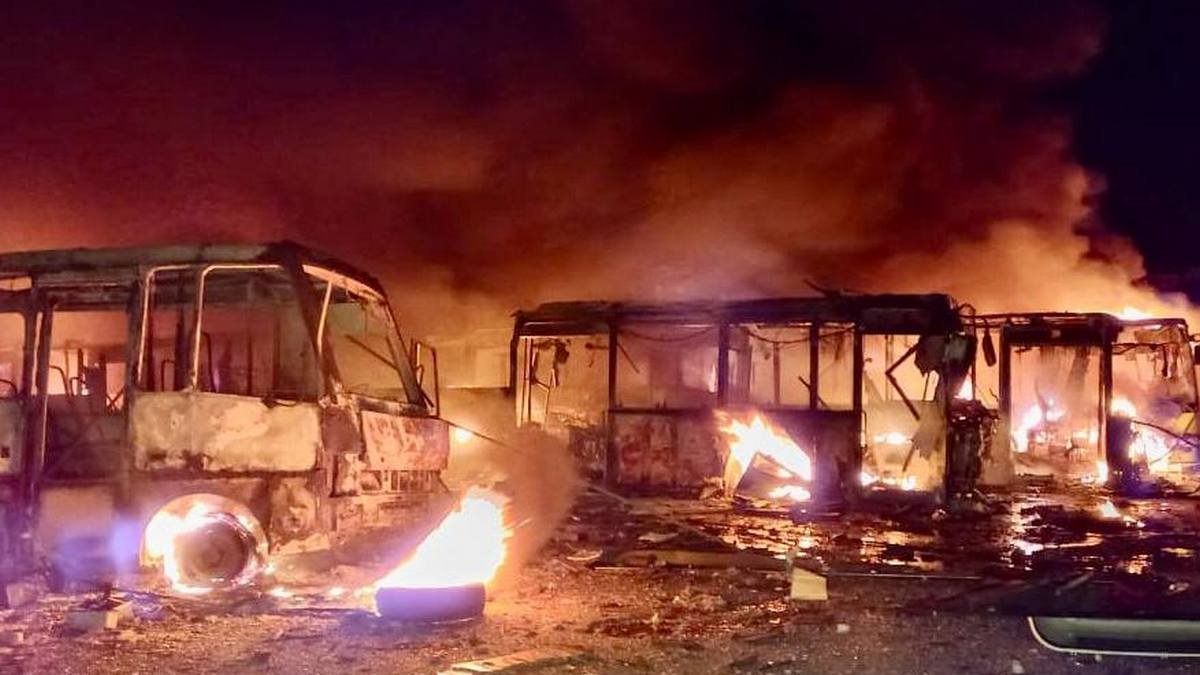 Ворожий удар по АТП у Дніпрі: загорілись близько 50 автобусів, одна людина загинула, є поранені