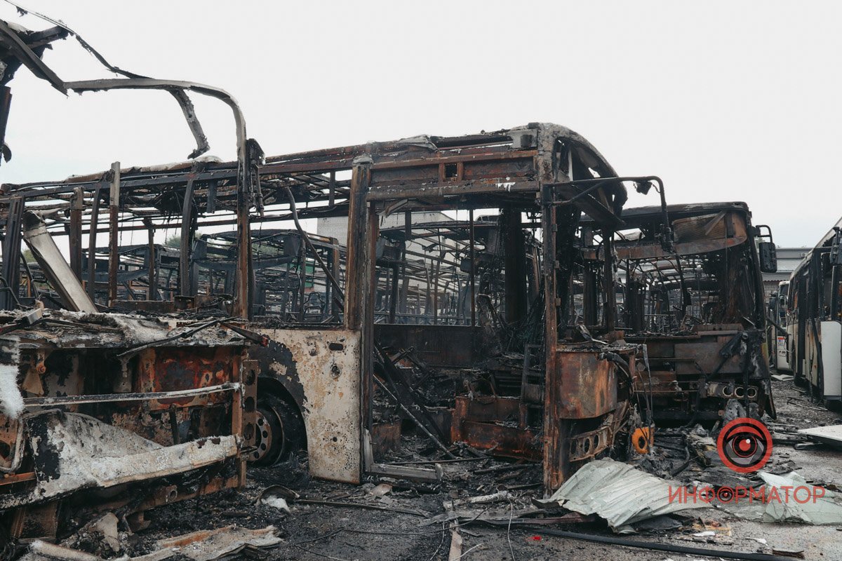 52 автобуси згоріли повністю 52 автобуси згоріли повністю