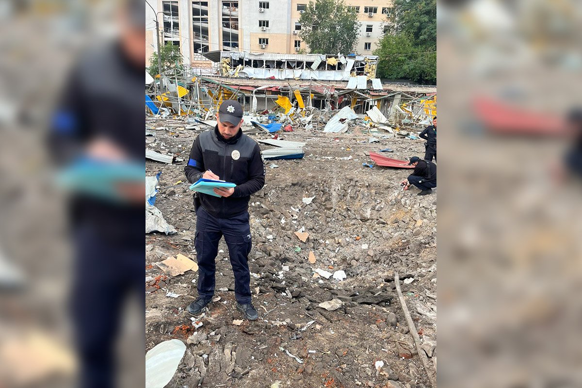 Правоохоронці проводять огляд місць обстрілів