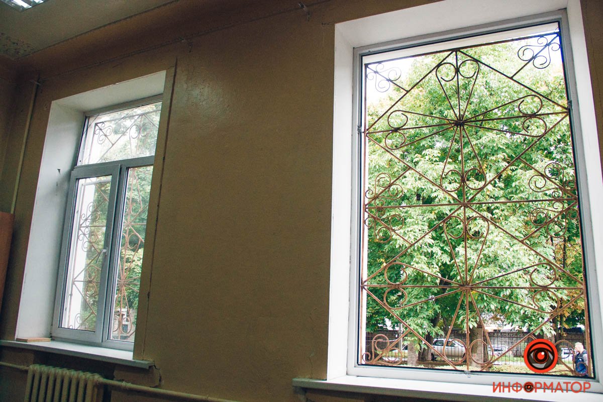 У гімназії вибило шибки У гімназії вибило шибки