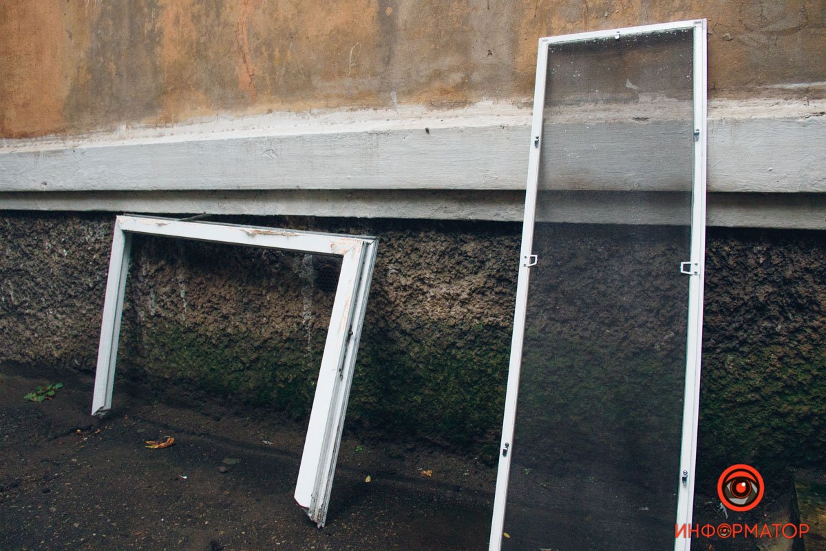 Багато побитих вікон Багато побитих вікон