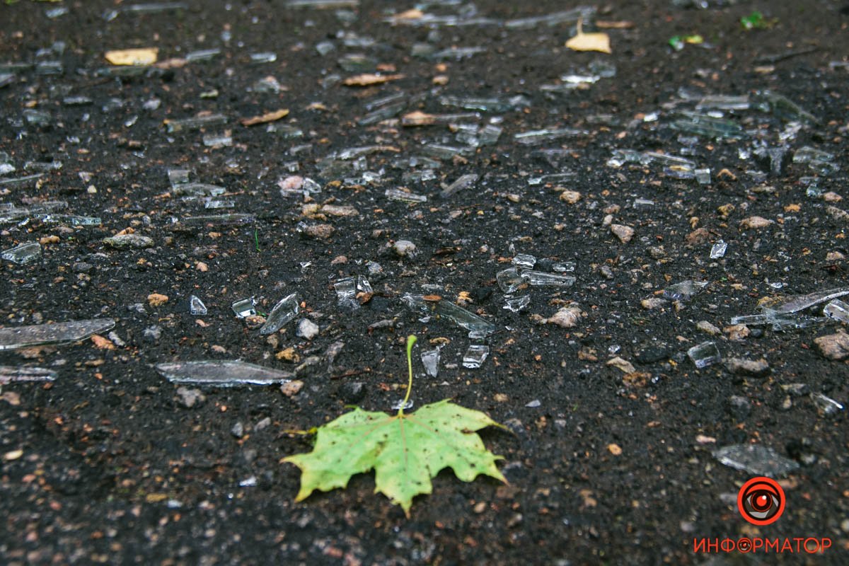 Усе засипано битим склом Усе засипано битим склом
