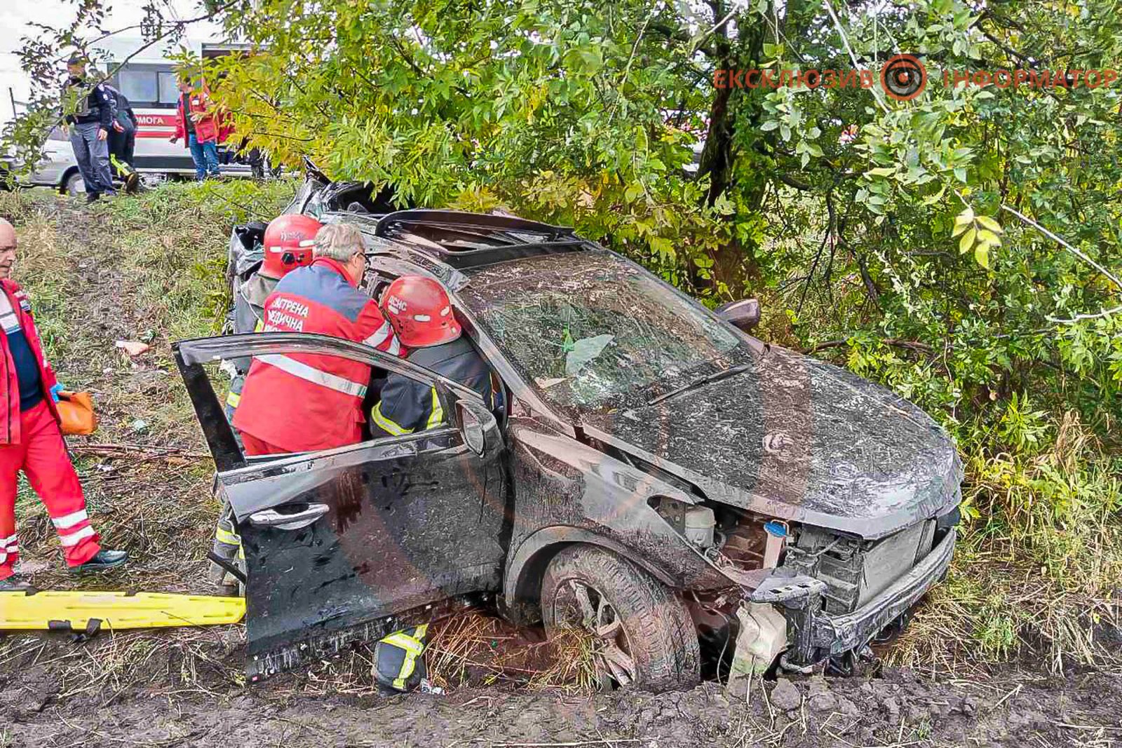 У позашляховику знаходились дві людини У позашляховику знаходились дві людини