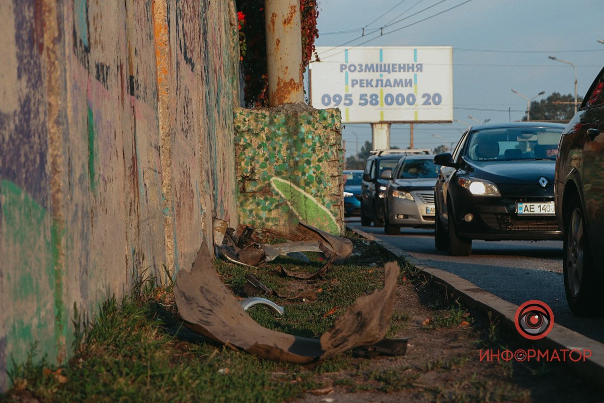 На дорозі уламки від авто На дорозі уламки від авто